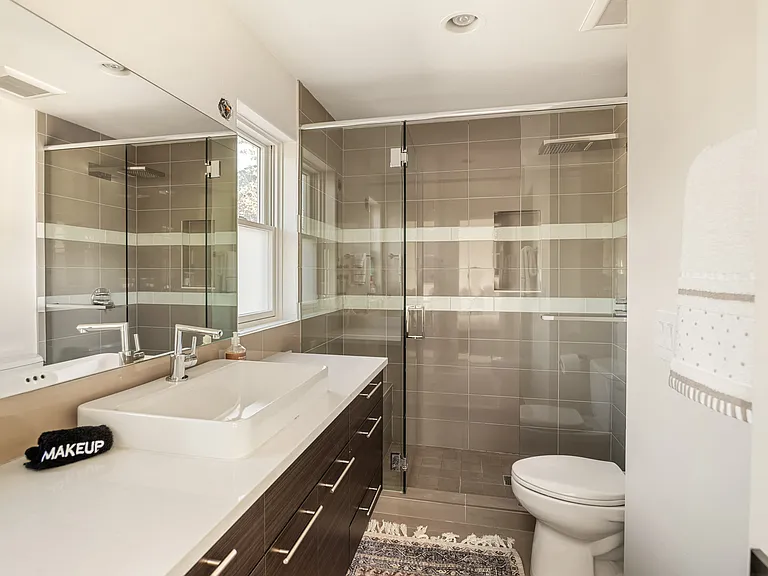 222 W Hopkins Ave — Photo 17