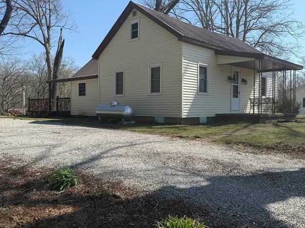 1140 Race Track Rd, Centralia, IL 62801