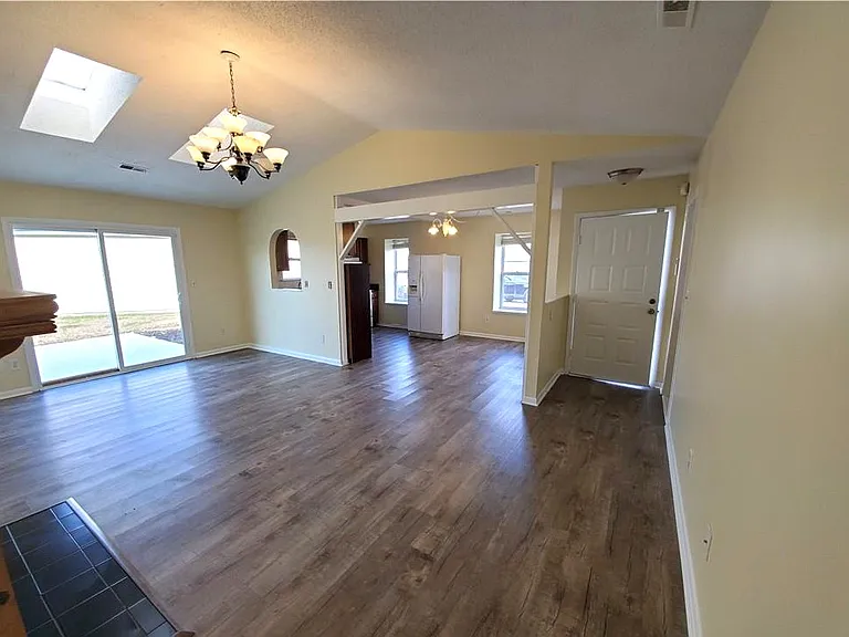 1613 Dominion Ct — Photo 2