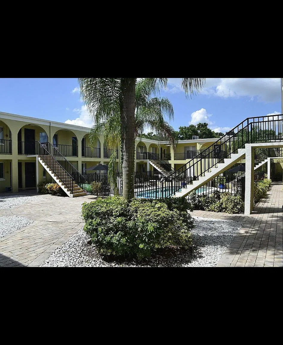 2 bed, 819 sqft, $1,695 — Photo 2
