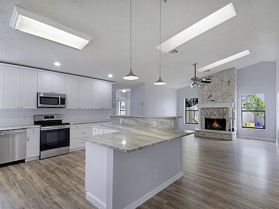 5th image of 159 Parkwood Dr