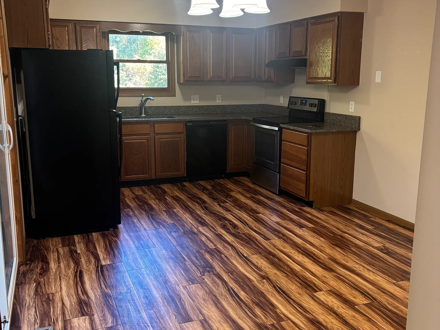 2 bed, 1.5 bath, 1600 sqft, $1,700 — Photo 3