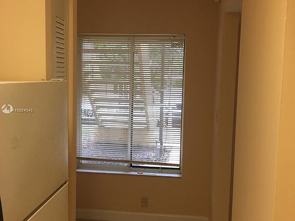 3rd image of 1054 The Pointe Dr #0