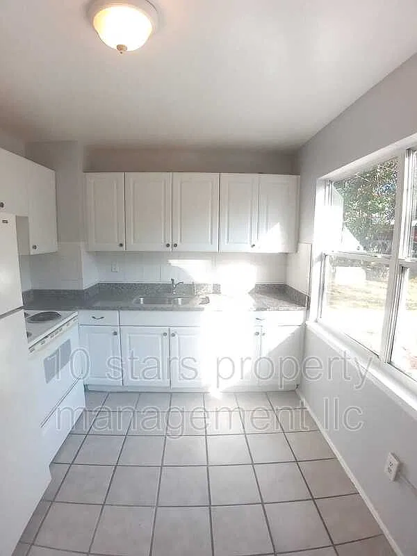 3 bed, 1.0 bath, 864 sqft, $1,850 — Photo 4
