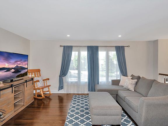 3rd image of 6148 Victoria Dr