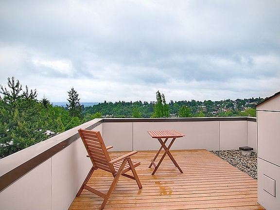 4th image of 124 24th Ave E #D