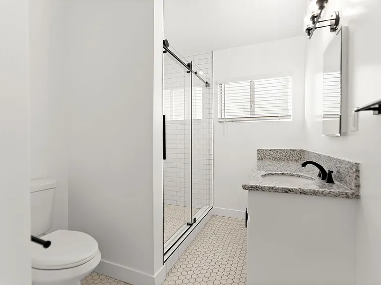 (El/Eu/Yo:B) 325 S. Rexford Drive — Photo 17