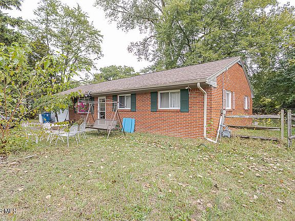 3rd image of 3232 Moffat Rd