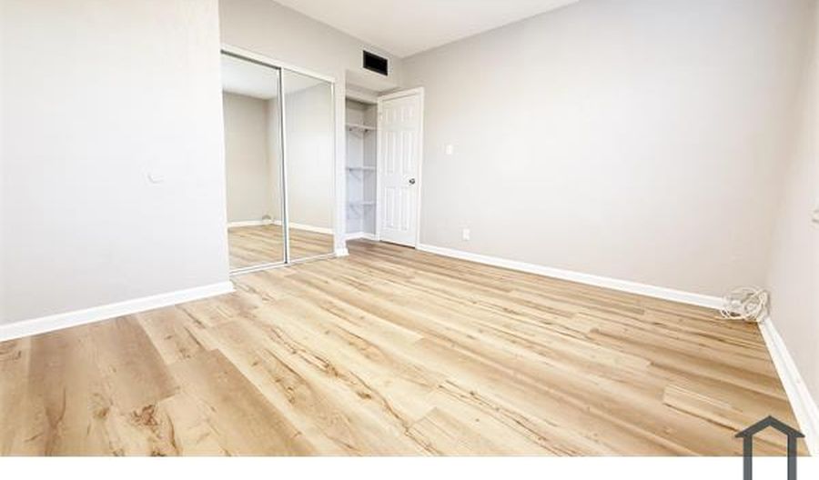360 NW 8th St APT 8, photo 9