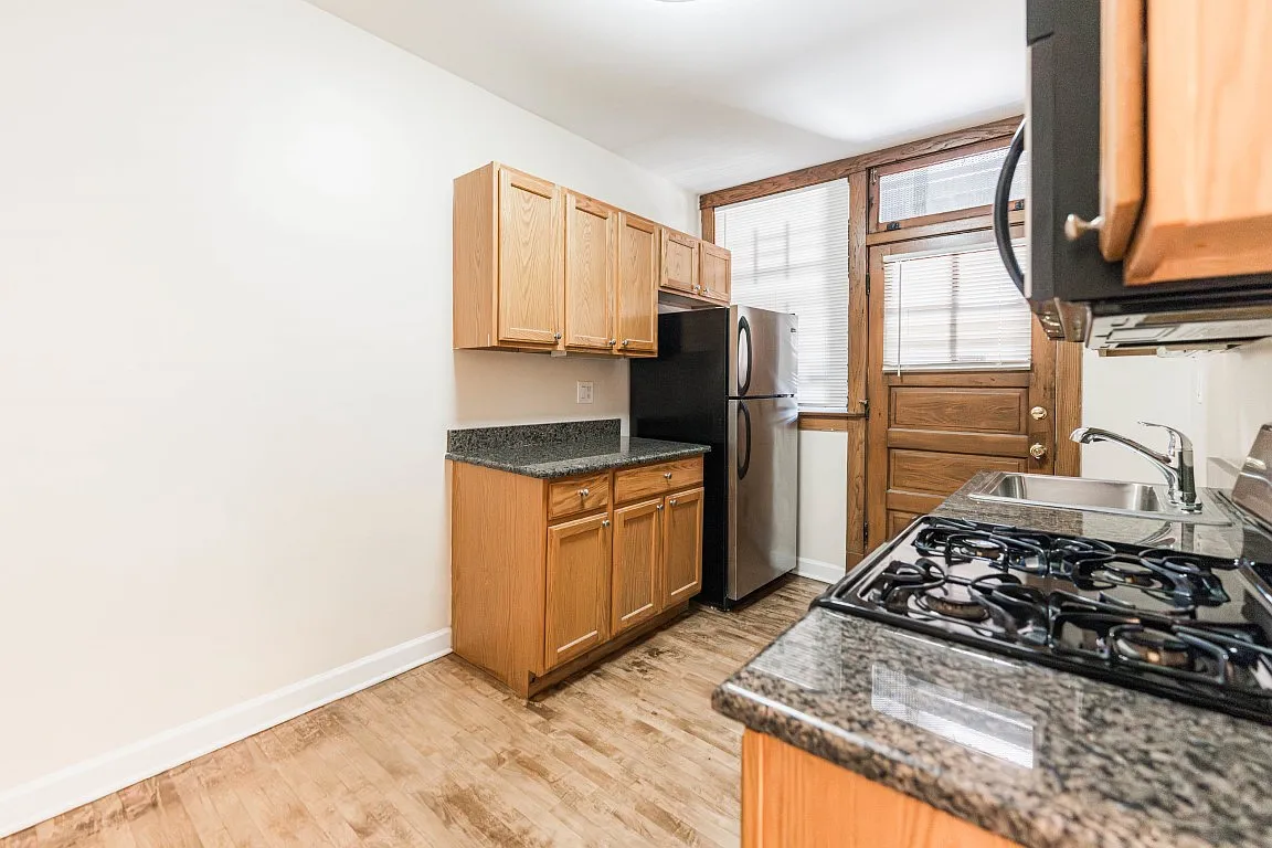 2 bed, 850 sqft, $2,300 — Photo 1