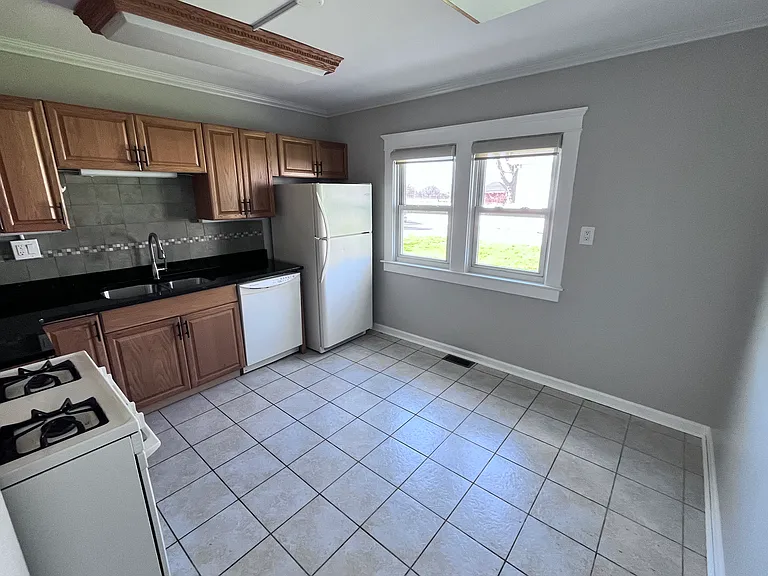 85 Royal Pkwy W — Photo 13
