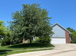 17614 Madison Cir, Omaha, NE 68135