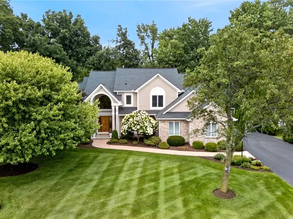 8 Folkestone Ln, Penfield, NY 14526
