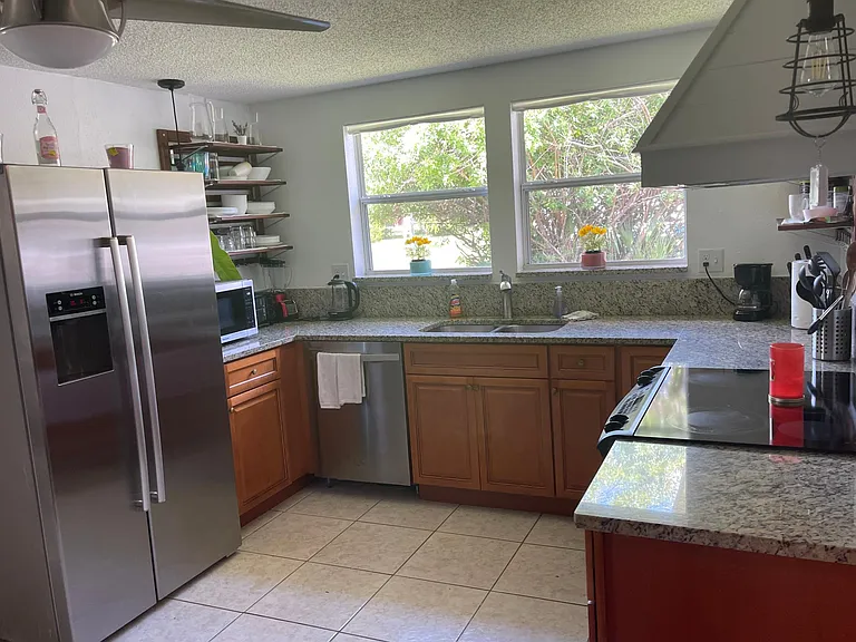 Full kitchen