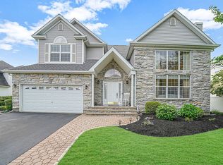 5 Summerfield Dr, Holtsville, NY 11742