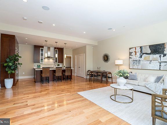 4th image of 601 N Fairfax St APT 211