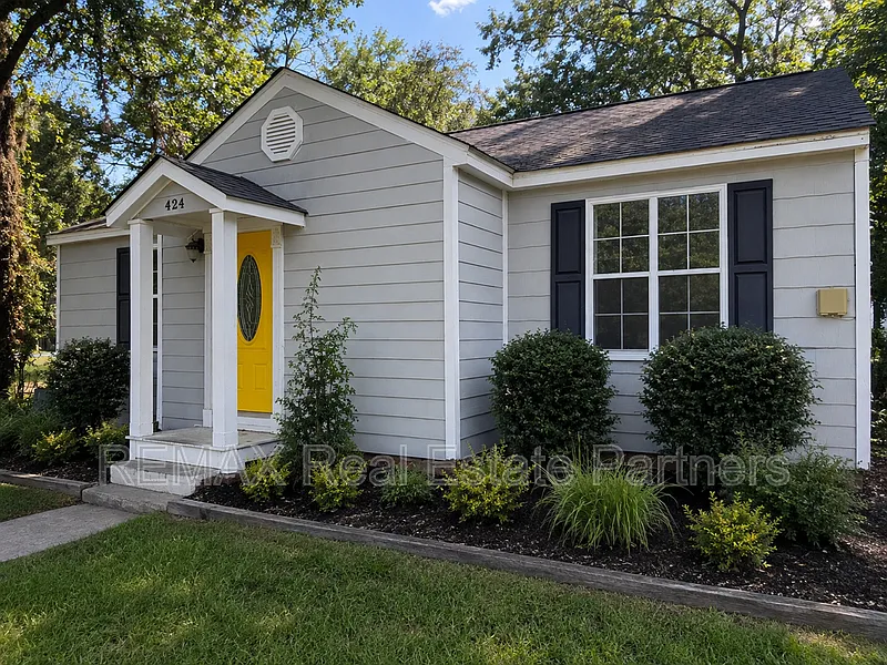 3 bed, 1.5 bath, 1440 sqft, $1,600 — Photo 2