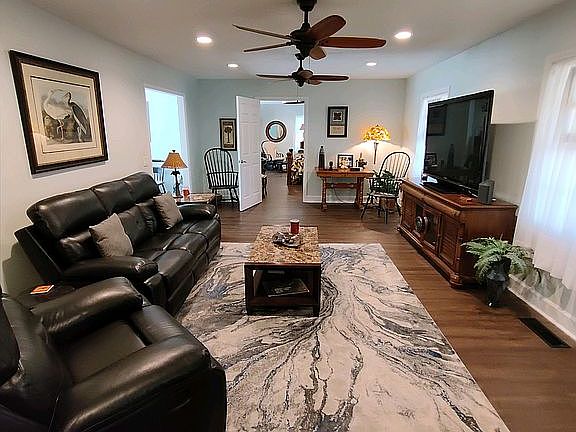4th image of 10331 Sylvan Ln W