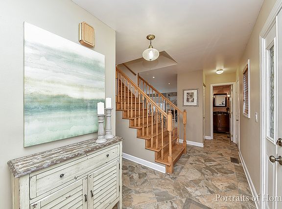 3rd image of 30W070 Kensington Dr