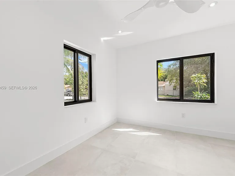 NE 2nd Ct — Photo 16