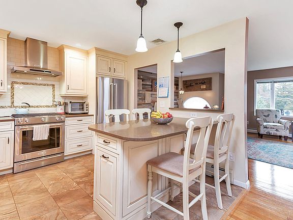 4th image of 22 Seven Oaks Ln