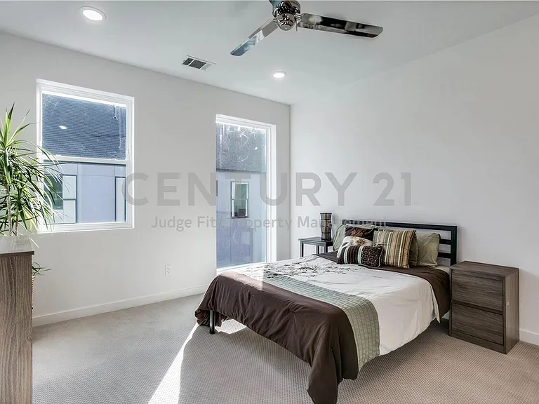 427 W 10th St #303 — Photo 7