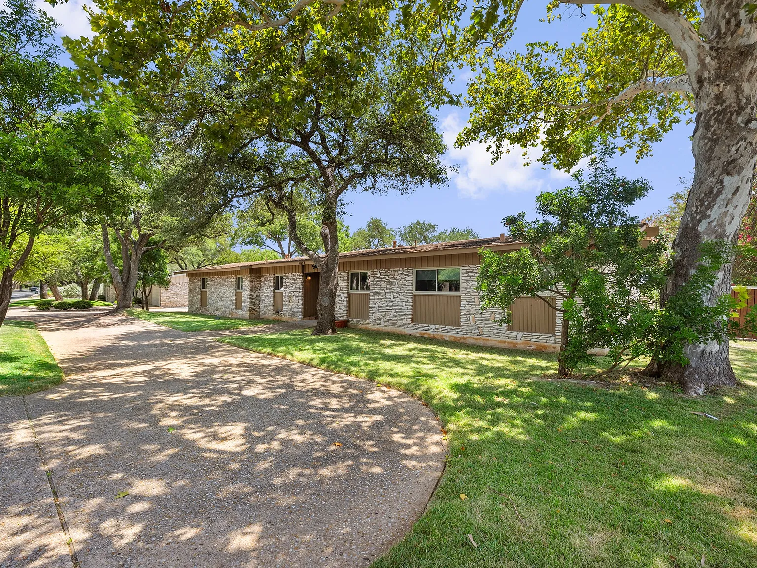 4 bed, 2353 sqft, $4,595 — Photo 3