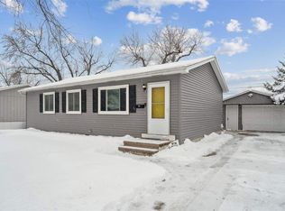 208 Lenora Dr NW, Cedar Rapids, IA 52405