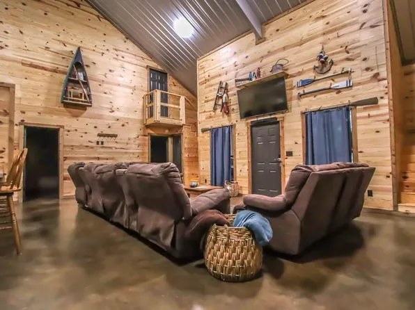 222 Parkside Dr, Zavalla, TX 75980