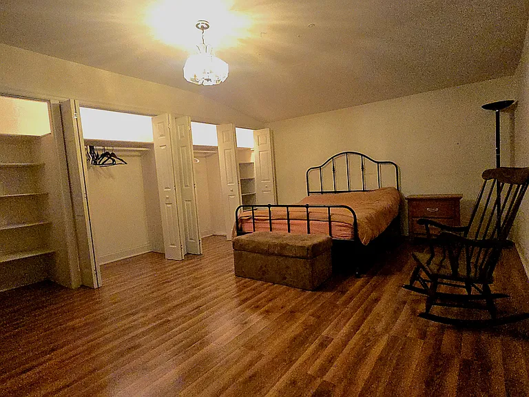 A queen size bed. Large closet space. Beautiful floors. Big space, easily enough for a desk and chair.