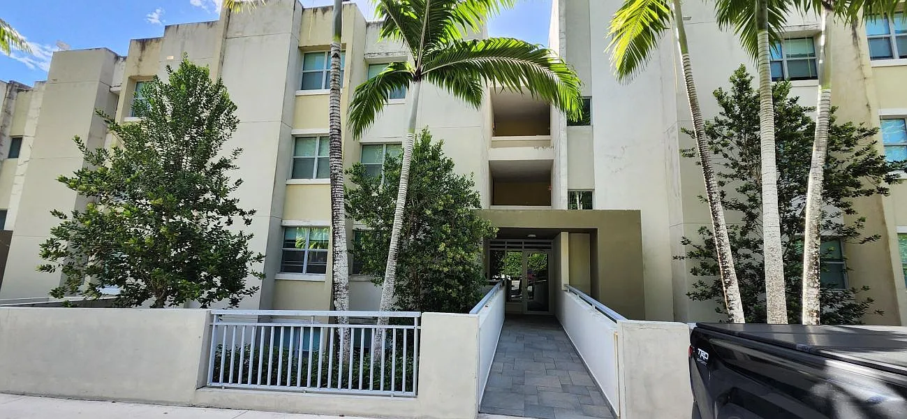 3 bed, 2.0 bath, 1239 sqft, $3,200 — Photo 1
