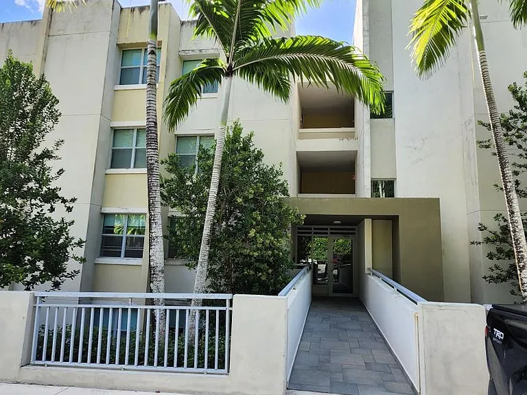 Cond Alamanda Apt 3103 — Photo 1