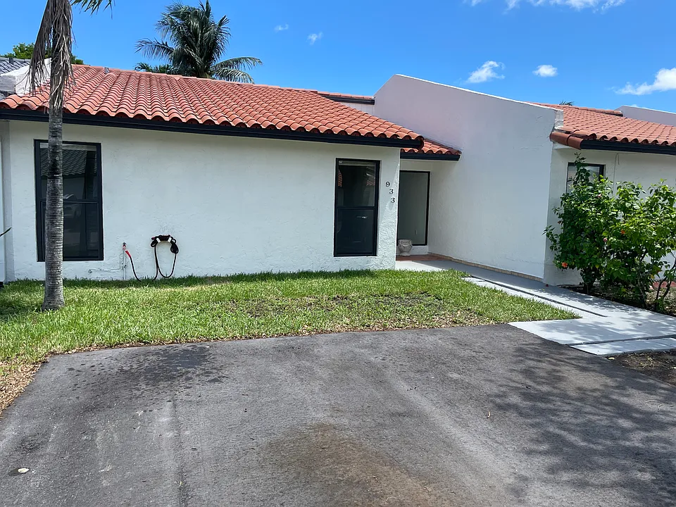 933 SW 119th Ct