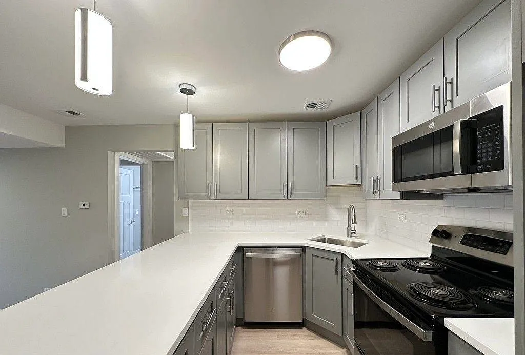 2 bed, $2,500 — Photo 2