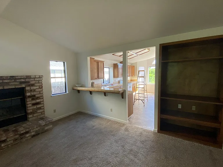 110 Castlemont Dr — Photo 2