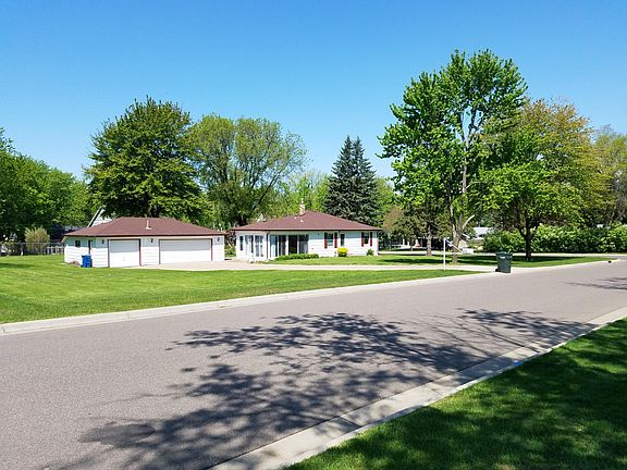 3rd image of 815 Lanewood Ln N