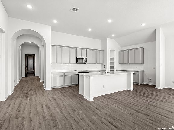 3rd image of 293 Ainslie St W