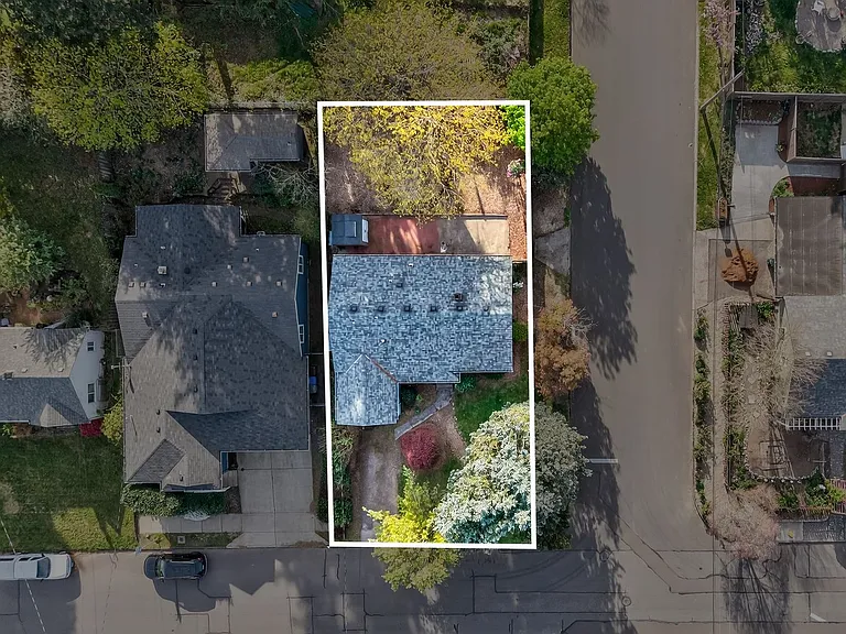345 NW Norman Ave — Photo 32