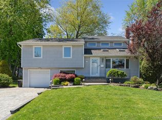 7 Greenacre Court, Syosset, NY 11791