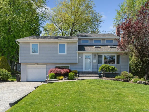 7 Greenacre Court, Syosset, NY 11791