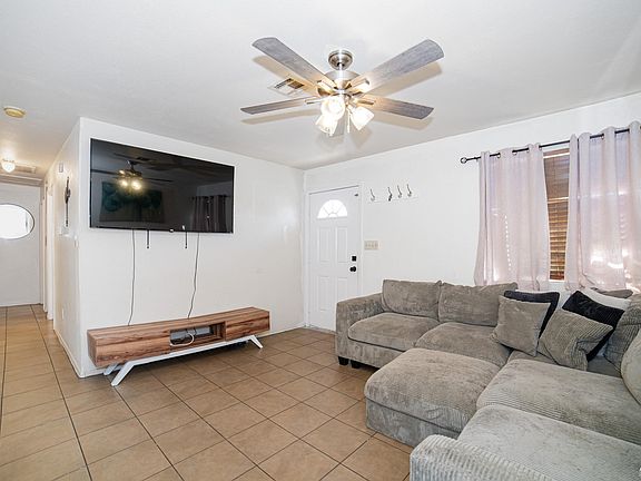 5th image of 555 N Figueroa Dr