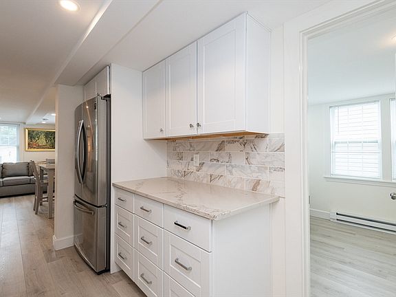 5th image of 154 Newbury St #37