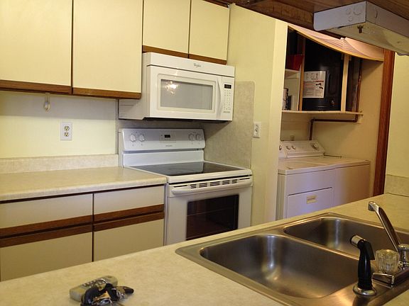 Kitchen and laundry. Blind screening laundry shelving has been replaced.