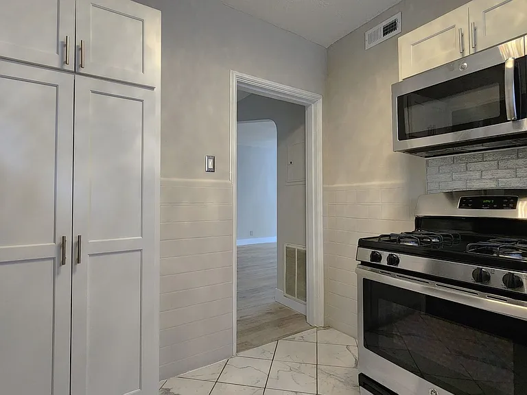 7512 Cromwell — Photo 2