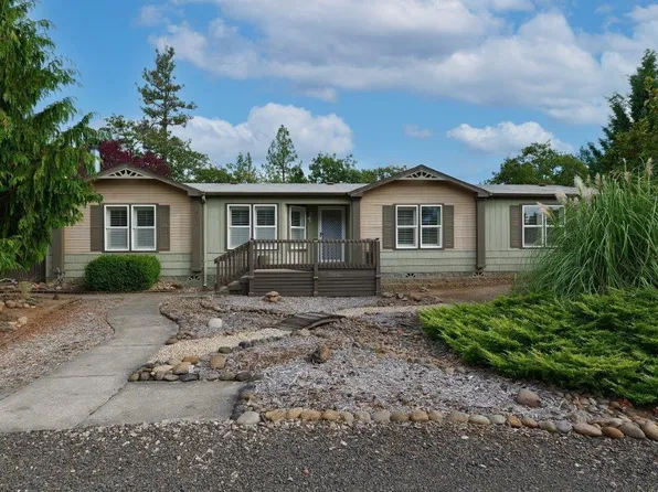 616 Rogue Air Dr, Shady Cove, OR 97539