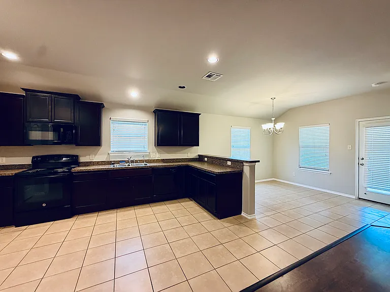 1810 Carol Ln — Photo 8