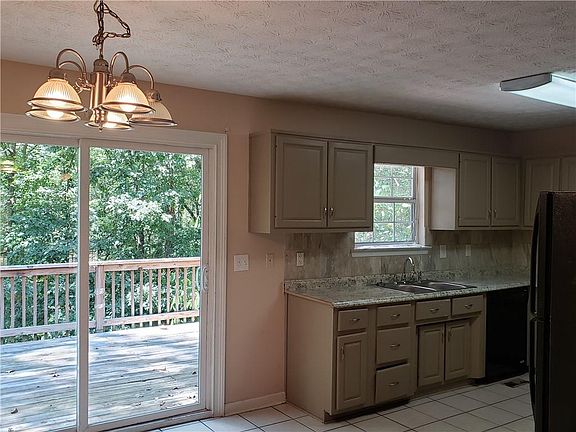 4th image of 2651 King George Ct NE