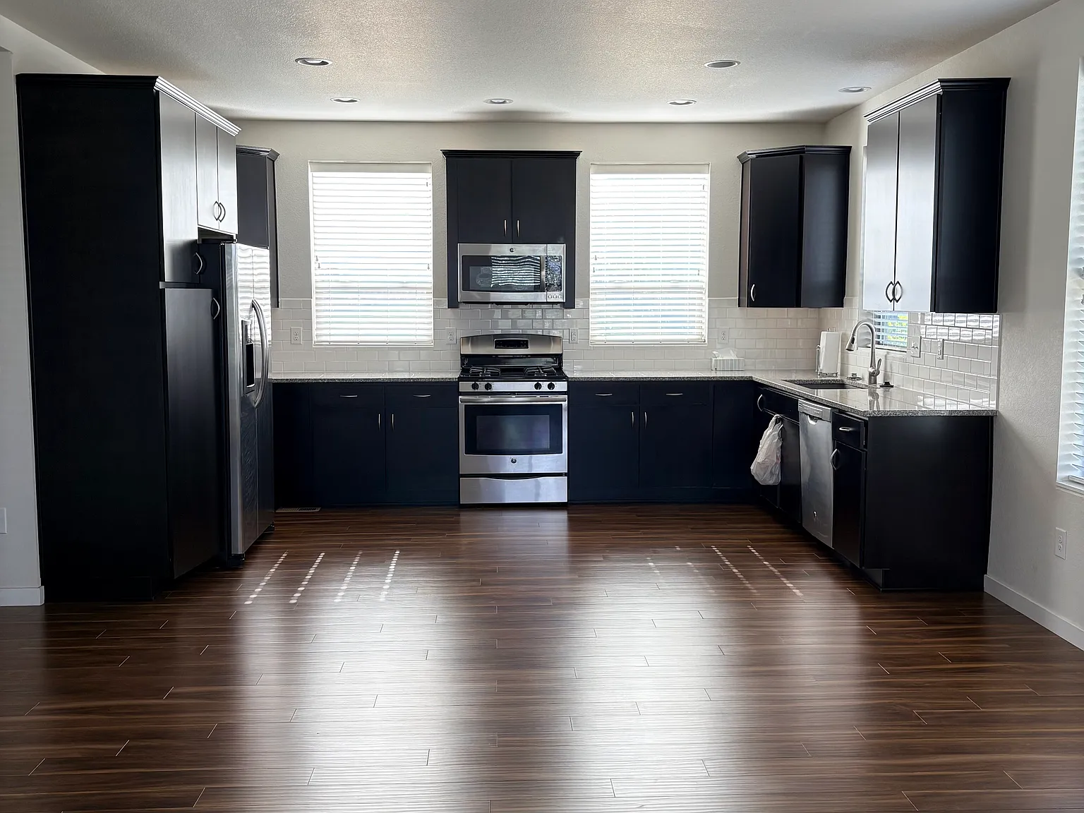 3 bed, 2.5 bath, 1657 sqft, $2,800 — Photo 2