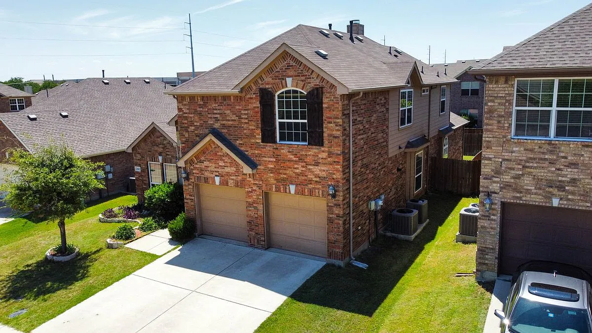 5 bed, 4.0 bath, 2768 sqft, $3,000 — Photo 2