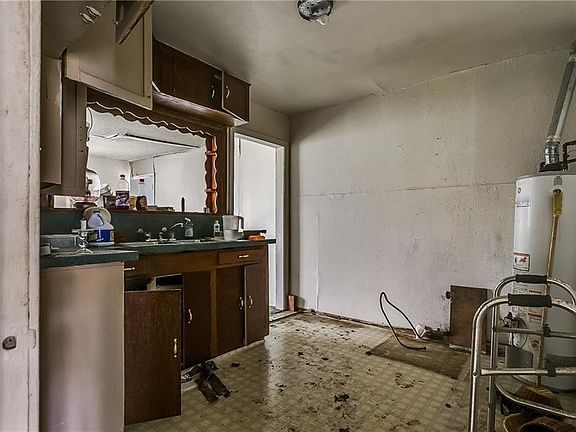 4th image of 2422 Hudspeth Ave